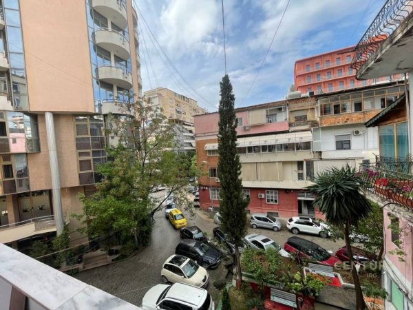 Tirane, jepet me qera ambjent biznesi Kati 3, 37 m² 600 € 