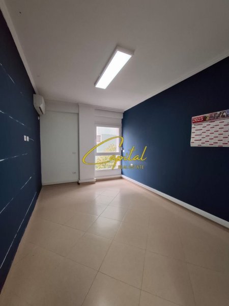 Tirane, jepet me qera zyre Kati 1, 95 m² 700 € (URA E TABAKEVE)