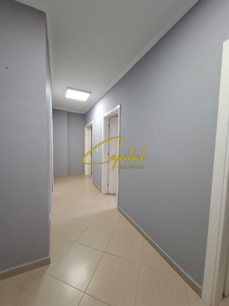 Tirane, jepet me qera zyre Kati 1, 95 m² 700 € (URA E TABAKEVE)