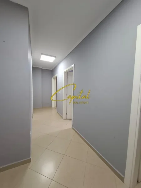 Tirane, jepet me qera zyre Kati 1, 95 m² 700 € (URA E TABAKEVE)