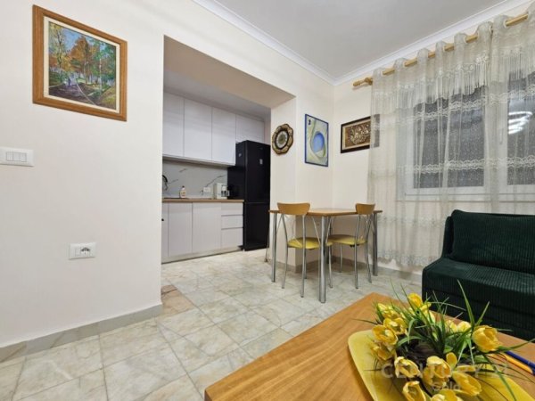 Tirane, jepet me qera apartament 3+1 Kati 2, 76 m² 650 € (Rruga Fortuzi)