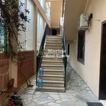 Tirane, jepet me qera Vile 3+1 Kati 1, 800 m² 3.000 € (Shkoze)