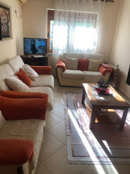 JEPET ME QERA APARTAMENT 1+1 TEK QSUT (SPITALI I PEDIATRISË), 400 Euro