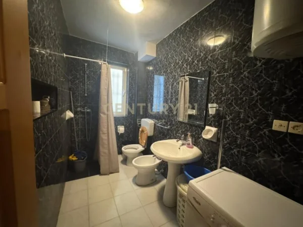 Tirane, jepet me qera apartament 3+1 Kati 2, 88 m² 600 € (Rruga Fortuzi)