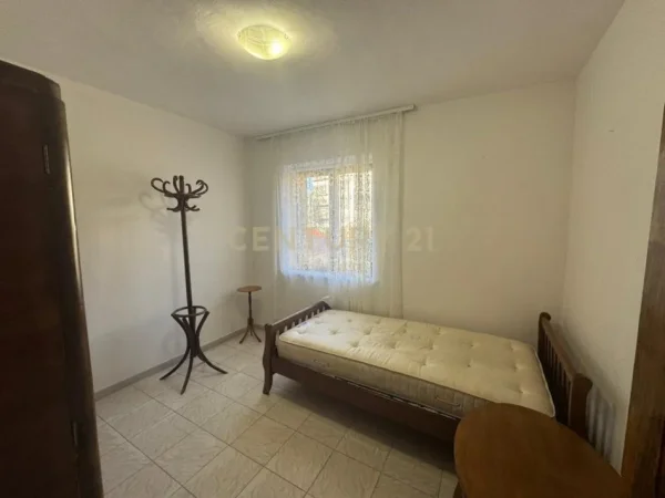 Tirane, jepet me qera apartament 3+1 Kati 2, 88 m² 600 € (Rruga Fortuzi)
