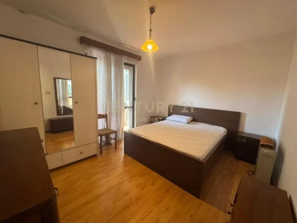 Tirane, jepet me qera apartament 3+1 Kati 2, 88 m² 600 € (Rruga Fortuzi)