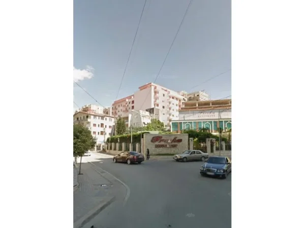 Tirane, jepet me qera ambjent biznesi , 830 m² 3.400 € 
