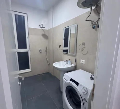 Tirane, jepet me qera apartament 1+1 Kati 4, 65 m² 550 € (SIRI KODRA)