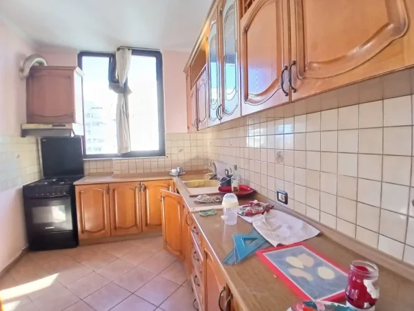 Tirane, jepet me qera apartament 2+1+Ballkon Kati 4, 100 m² 500 € (Zogu I zi)