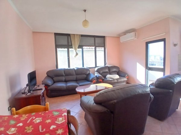 Tirane, jepet me qera apartament 2+1+Ballkon Kati 4, 100 m² 500 € (Zogu I zi)