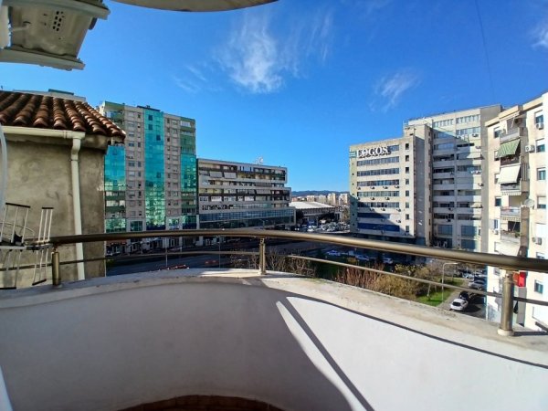 Tirane, jepet me qera apartament 2+1+Ballkon Kati 4, 100 m² 500 € (Zogu I zi)