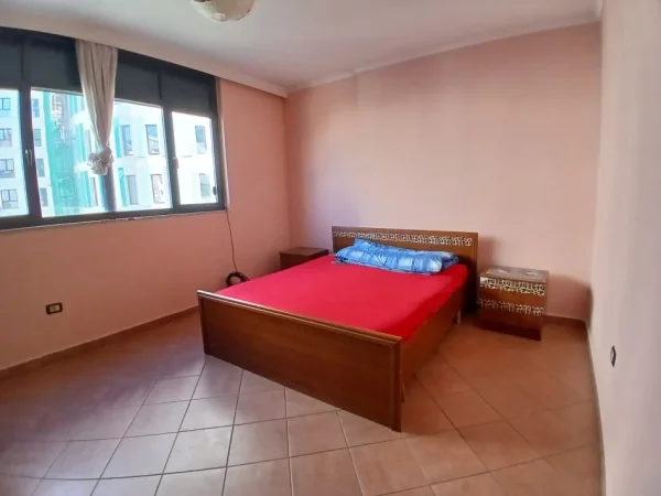 Tirane, jepet me qera apartament 2+1+Ballkon Kati 4, 100 m² 500 € (Zogu I zi)