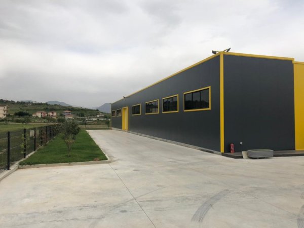 Tirane, jepet me qera magazine Kati 0, 1.500 m² 6.000 € (Prush)