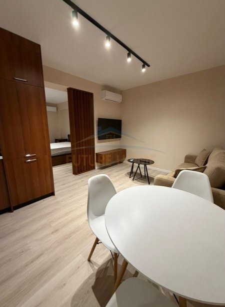 Tirane, jepet me qera apartament 2+1 Kati 1, 55 m² 550 € (Oxhaku)