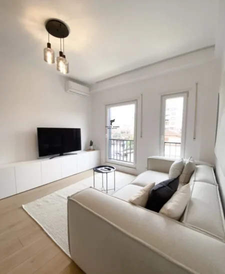 Tirane, jepet me qera apartament 1+1 Kati 1, 65 m² 900 € (stacioni i trenit)
