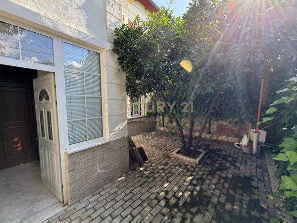 Tirane, shitet shtepi 2+1 Kati 0, 179 m² 270.000 € (Shkolla e Kuqe)CAPITAL130678