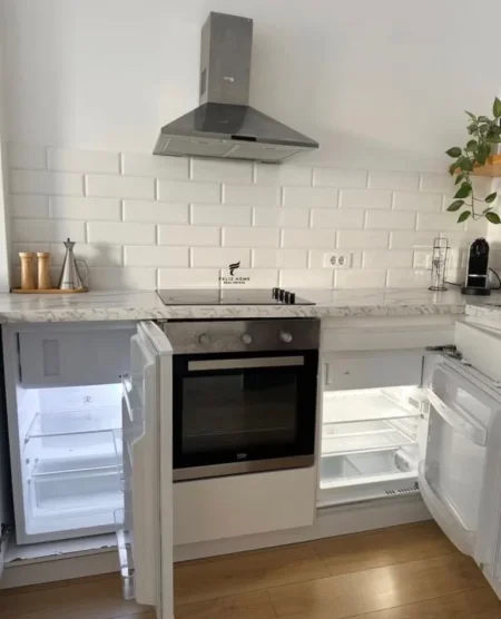 Tirane, jepet me qera zyre Kati 1, 65 m² 900 € (stacioni i trenit)