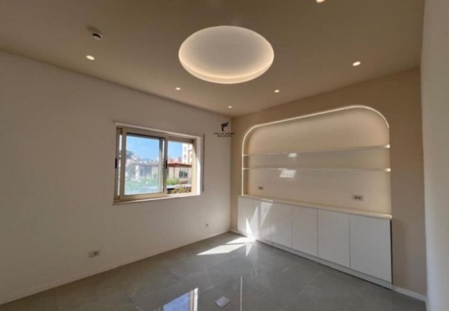 Tirane, jepet me qera zyre Kati 2, 140 m² 1.600 € (stacioni i trenit)