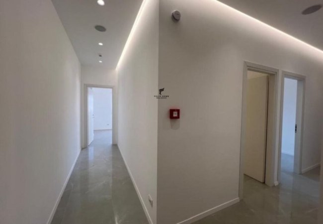 Tirane, jepet me qera zyre Kati 2, 140 m² 1.600 € (stacioni i trenit)