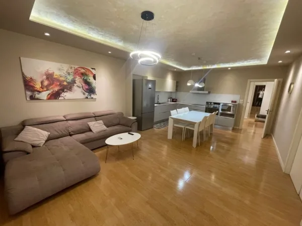 Tirane, jepet me qera apartament 2+1+Ballkon Kati 5, 120 m² 1.000 € (Komuna e Parisit)