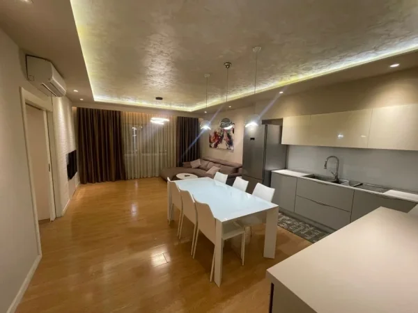 Tirane, jepet me qera apartament 2+1+Ballkon Kati 5, 120 m² 1.000 € (Komuna e Parisit)
