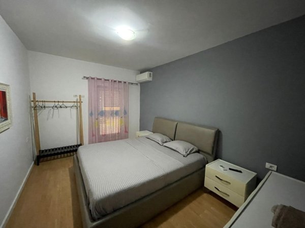 Tirane, jepet me qera apartament 2+1+Ballkon Kati 5, 120 m² 1.000 € (Komuna e Parisit)