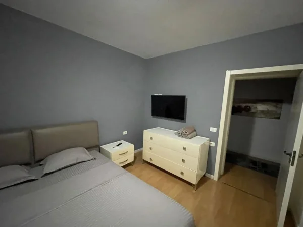 Tirane, jepet me qera apartament 2+1+Ballkon Kati 5, 120 m² 1.000 € (Komuna e Parisit)