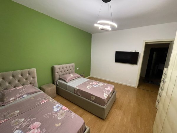 Tirane, jepet me qera apartament 2+1+Ballkon Kati 5, 120 m² 1.000 € (Komuna e Parisit)