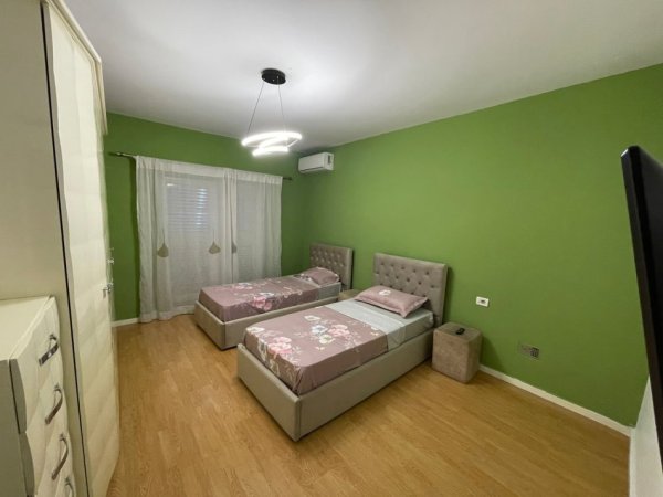 Tirane, jepet me qera apartament 2+1+Ballkon Kati 5, 120 m² 1.000 € (Komuna e Parisit)