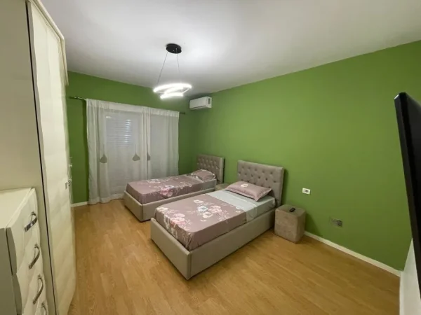 Tirane, jepet me qera apartament 2+1+Ballkon Kati 5, 120 m² 1.000 € (Komuna e Parisit)