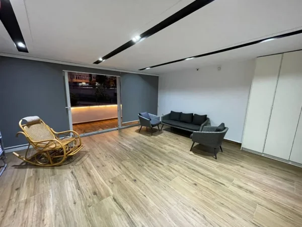 Tirane, jepet me qera apartament 2+1+Ballkon Kati 5, 120 m² 1.000 € (Komuna e Parisit)