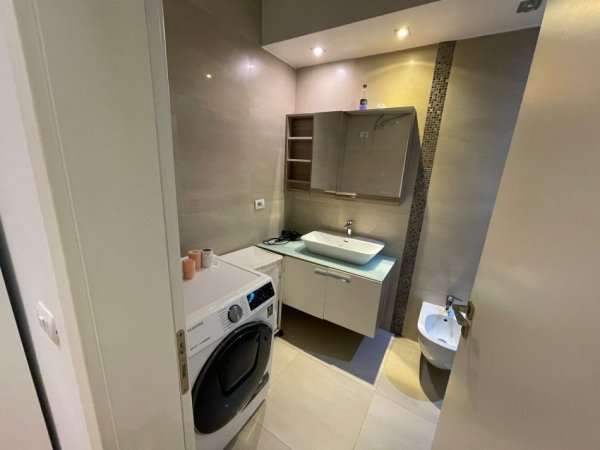 Tirane, jepet me qera apartament 2+1+Ballkon Kati 5, 120 m² 1.000 € (Komuna e Parisit)