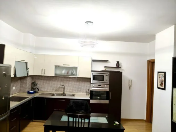 Tirane, jepet me qera apartament 2+1 Kati 5, 100 m² 800 € (Pazari i Ri)