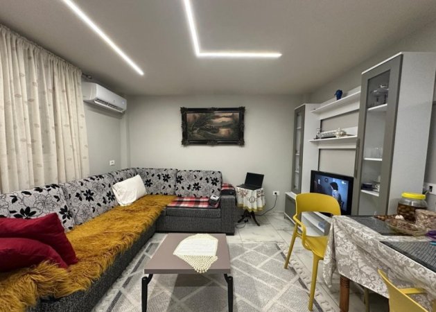 Tirane, jepet me qera shtepi 1+1+Ballkon Kati 1, 100 m² 500 € (Shkolla e Kuqe)