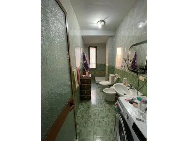 Tirane, shitet apartament 2+1 Kati 3, 101 m² 300.000 € (Bllok , Prane Kafe Roma)