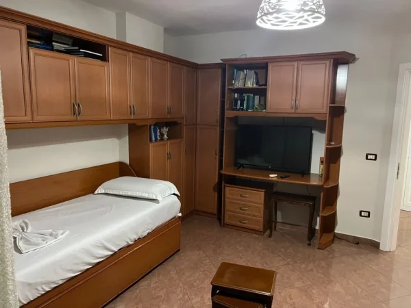 Tirane, jepet me qera apartament 2+1 Kati 5, 105 m² 1.300 € (Rruga e Kavajes)