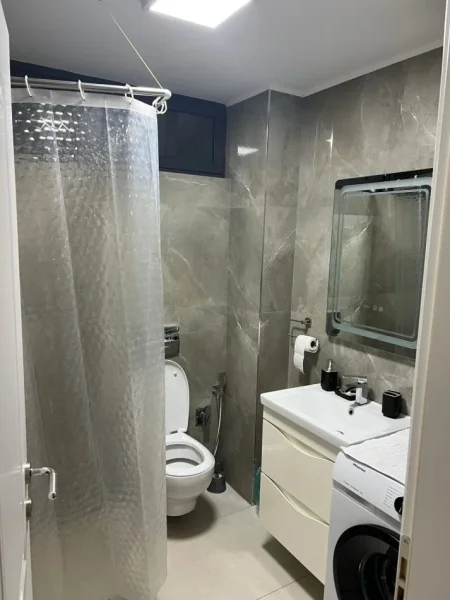 Tirane, jepet me qera apartament 2+1 Kati 5, 105 m² 1.300 € (Rruga e Kavajes)