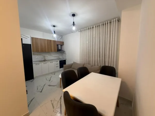 Tirane, jepet me qera apartament 2+1+ nje post parkim Kati 4, 80 m² 800 € (Myslym Shyri)
