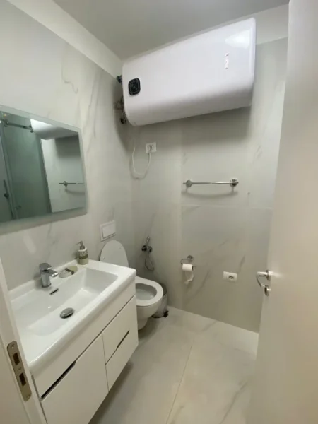 Tirane, jepet me qera apartament 2+1+ nje post parkim Kati 4, 80 m² 800 € (Myslym Shyri)