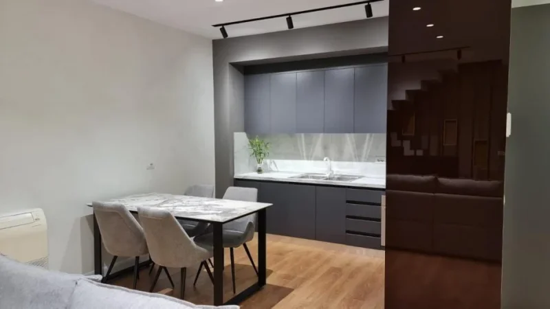 Tirane, jepet me qera apartament duplex 2+1+Ballkon Kati 2, 140 m² 1.500 € (rruga barrikadave)