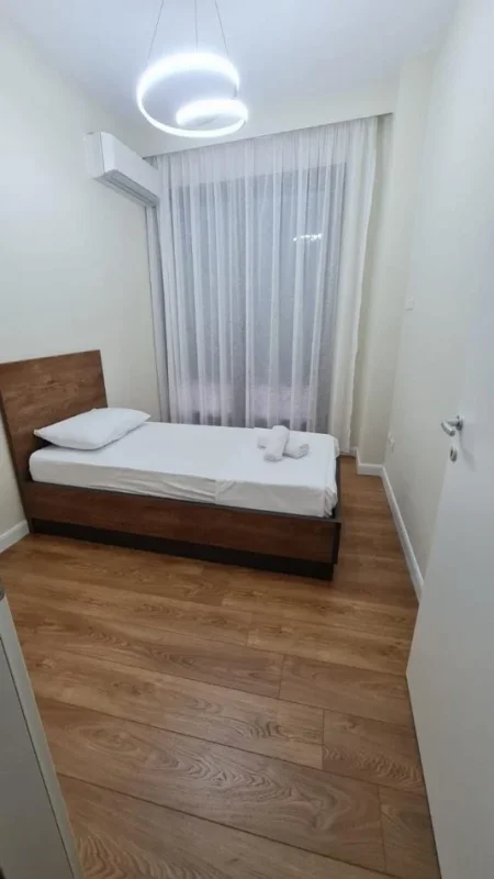Tirane, jepet me qera apartament duplex 2+1+Ballkon Kati 2, 140 m² 1.500 € (rruga barrikadave)