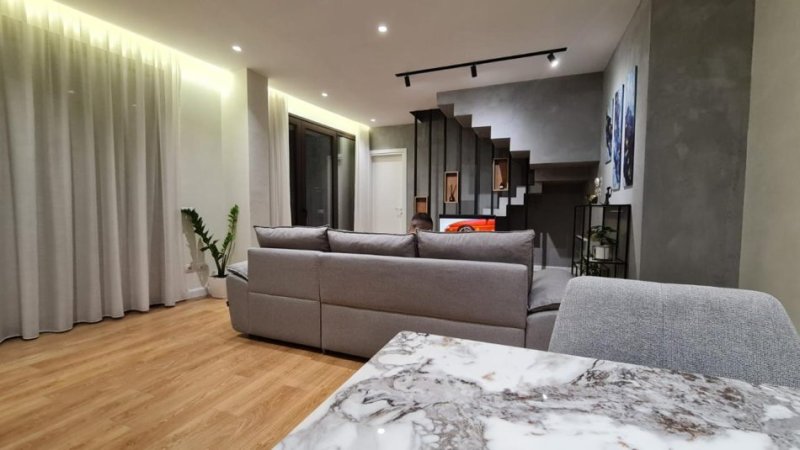 Tirane, jepet me qera apartament duplex 2+1+Ballkon Kati 2, 140 m² 1.500 € (rruga barrikadave)