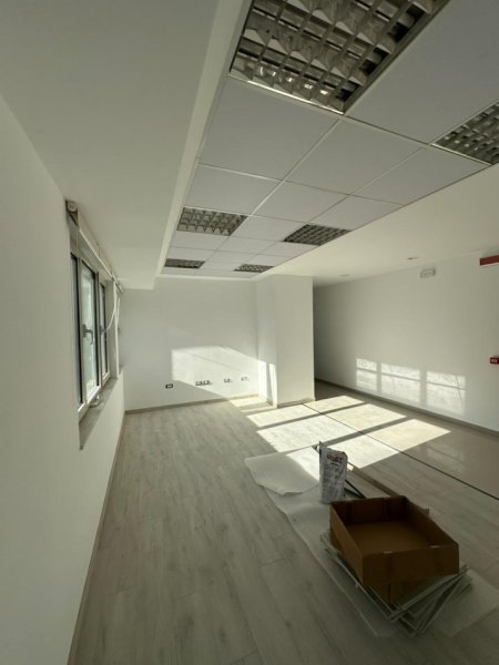 Tirane, jepet me qera zyre , 166 m² (Rruga e Elbasanit)