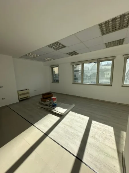 Tirane, jepet me qera zyre , 166 m² (Rruga e Elbasanit)