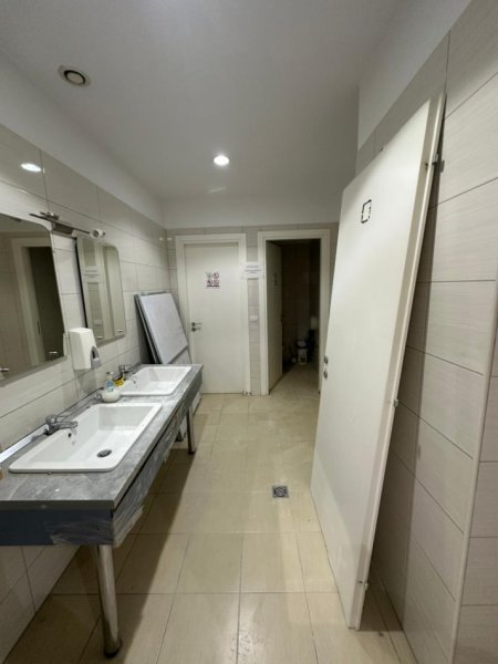 Tirane, jepet me qera zyre , 166 m² (Rruga e Elbasanit)