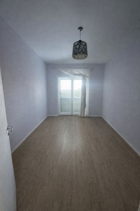 Tirane, jepet me qera zyre Kati 9, 145 m² 800 € (Rruga Gryka e Kacanikut)