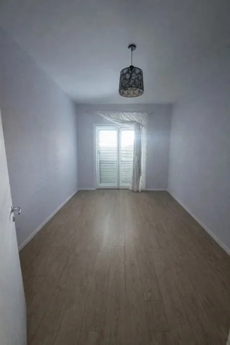 Tirane, jepet me qera zyre Kati 9, 145 m² 800 € (Rruga Gryka e Kacanikut)