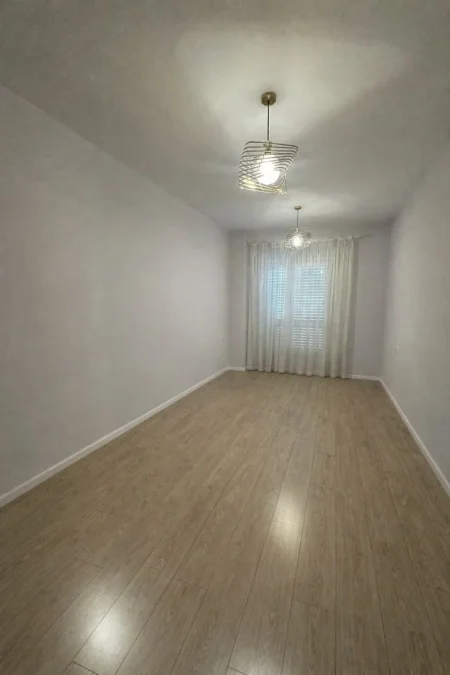 Tirane, jepet me qera zyre Kati 9, 145 m² 800 € (Rruga Gryka e Kacanikut)