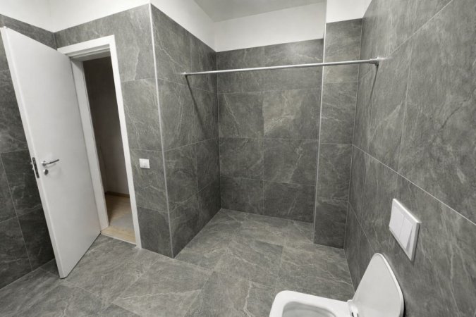 Tirane, jepet me qera zyre Kati 9, 145 m² 800 € (Rruga Gryka e Kacanikut)