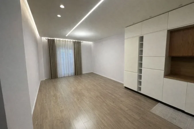 Tirane, jepet me qera zyre Kati 9, 145 m² 800 € (Rruga Gryka e Kacanikut)